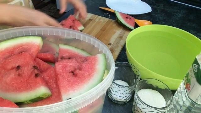 Не спешите выбрасывать арбуз , можно приготовить мочёный - солёный арбуз .