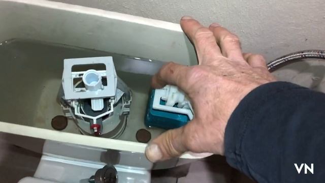 Не держит клапан сливного бачка ? Решение проблемы за минуту.