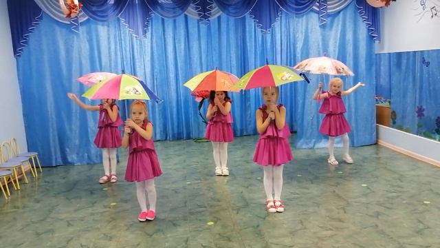 Танец с зонтиками (старшая группа)