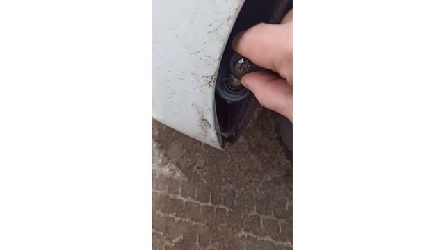 Не горит противотуманка на Киа Рио 4 . Замена лампочки.