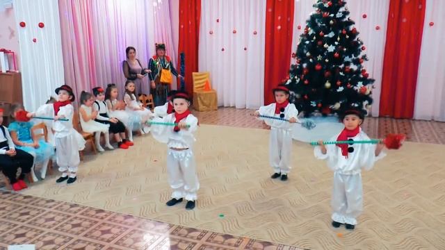 Танец снеговиков (старшая группа)