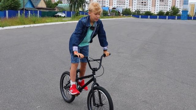 Самый Дешёвый BMX за 500 рублей ! Первоклашка Учит Трюки на БМХ