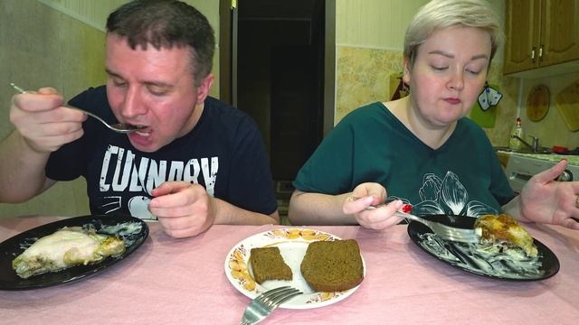 Мукбанг стол ломится от еды на ужин! Ночной дожор и мы без сил Курица, гороховый суп, оливье