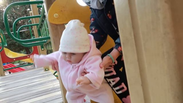 С реборном Лили на прогулке Kira Pretend Play with Baby Reborn Doll