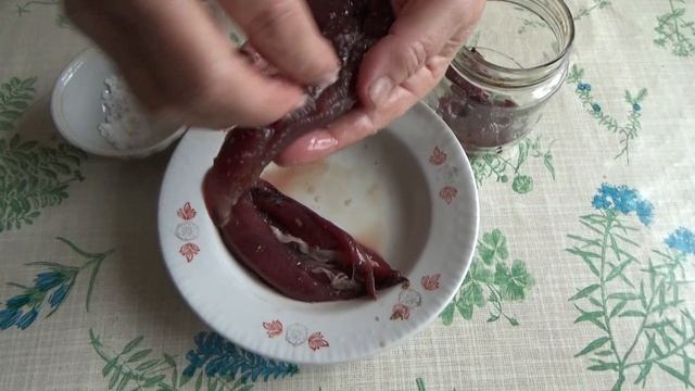 Как быстро солить ярко красную икру сельди без тузлука