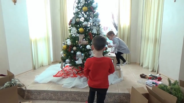 Катя наряжает игрушками новогоднюю ёлку и декорируем дом Decorating New Year Tre