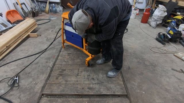 Тележка для сварочного полуавтомата с 20 литровым баллоном. Semi-automatic welding trolley with.
