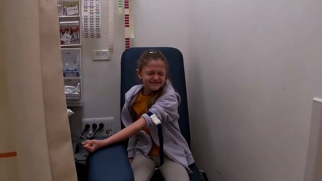 Катюша в свои 9ть сдает анализ из ВЕНЫ.