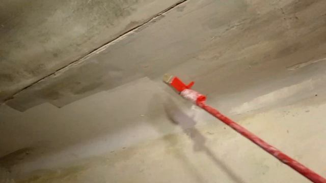 Самый простой способ снять побелку с потолка