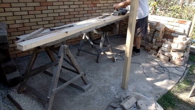 Как строгать электро рубанком длинные доски для стропил от Дачного мастера