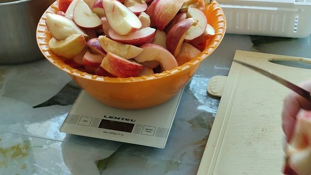 Яблочный сок с мякотью.