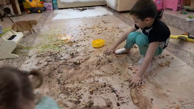 Шкодники Катя и Макс устроили шоколадный бардак рассыпав шоколадные капельки по