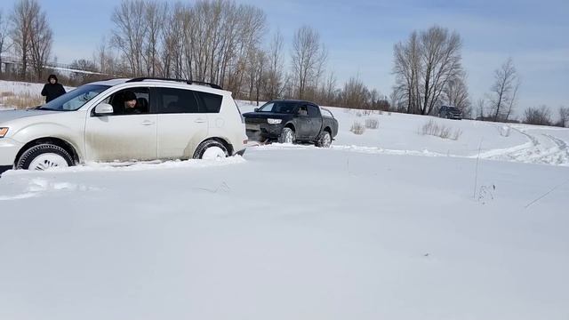 Mitsubishi Outlander против Hyundai IX 35 в снегу