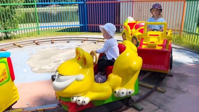 СОФИЯ ХОЧЕТ ПЛАВАТЬ В БАССЕЙНЕ. СОФУНЬЯ ШАЛУНЬЯ
