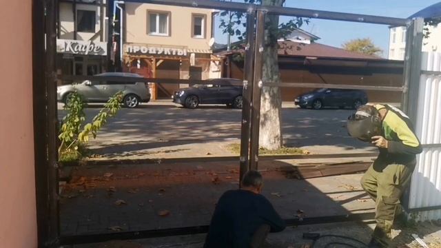 распашные ворота из профильной трубы и цветного профнастила своими руками