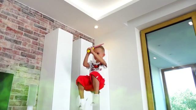 Bad Kids Magic Fidget Spinner Flight on Toilet! Family Fun Toys for Kids