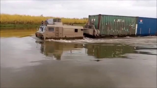 Вездеход Витязь переходит вброд полноводную реку.