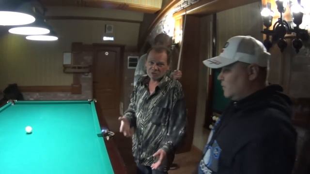 Дядя Юра и Андрюха катают в бильярд  \ Финты и понты