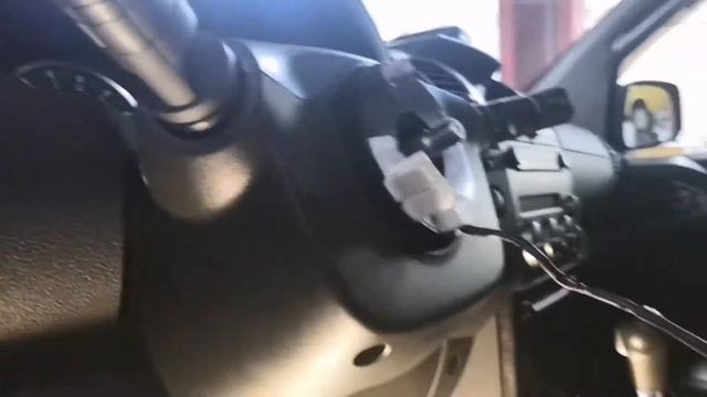 Снять подушку безопасности водителя, снять руль, заменить шлейф SRS, airbag на Nissan Pathfinder.