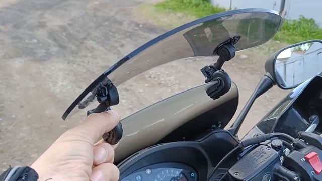 Дополнительное ветровое стекло на мотоцикл.