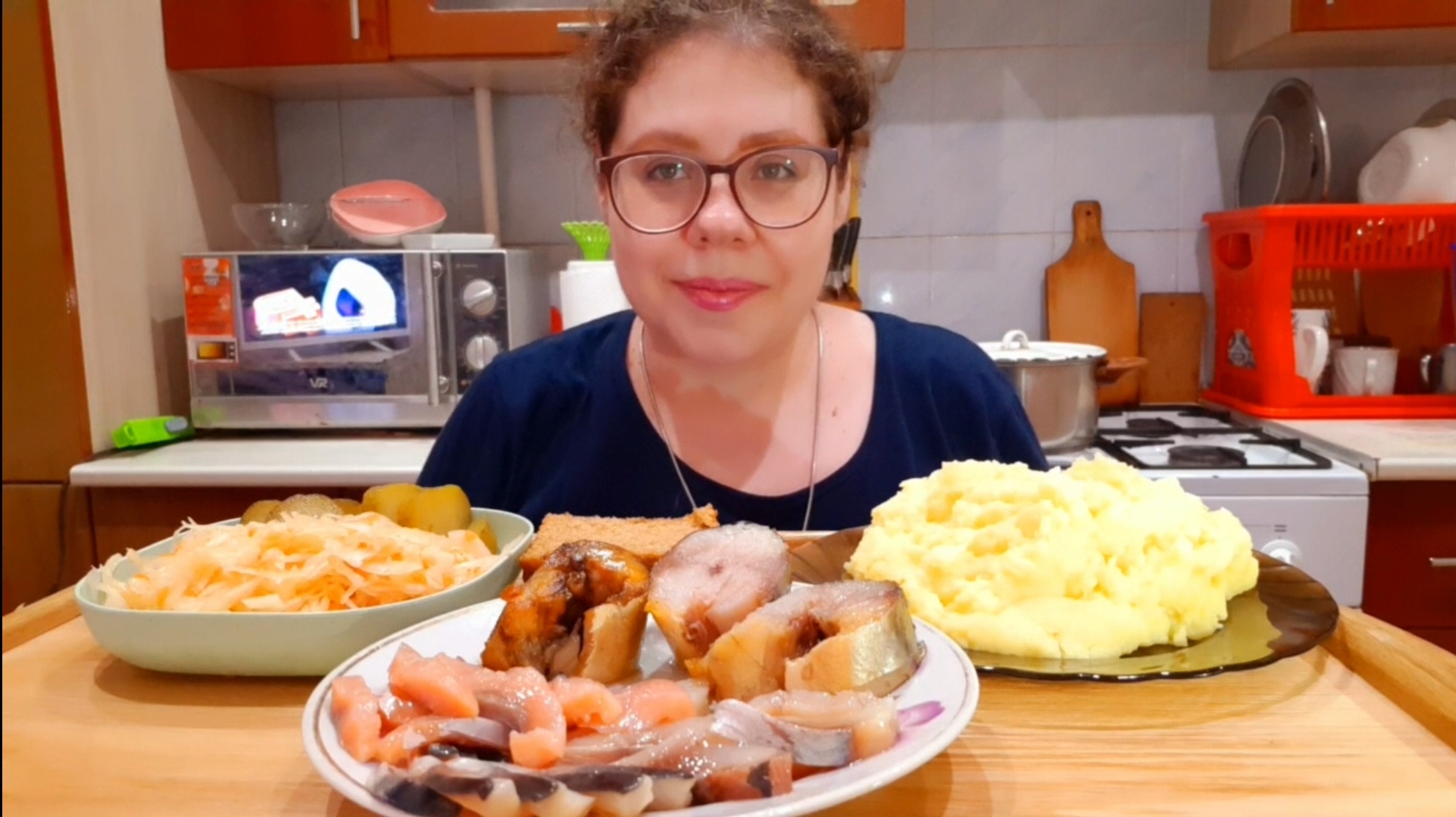 Мукбанг Пюре ? Красная, рыба, Сельдь, Скумбрия/О чудо комментаторшах?