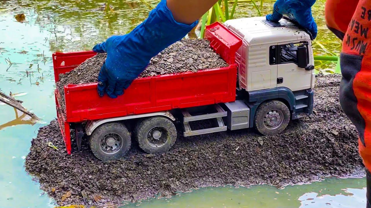 Дети и Машинки. Дорога для машинок игрушек в воде. Манкиту