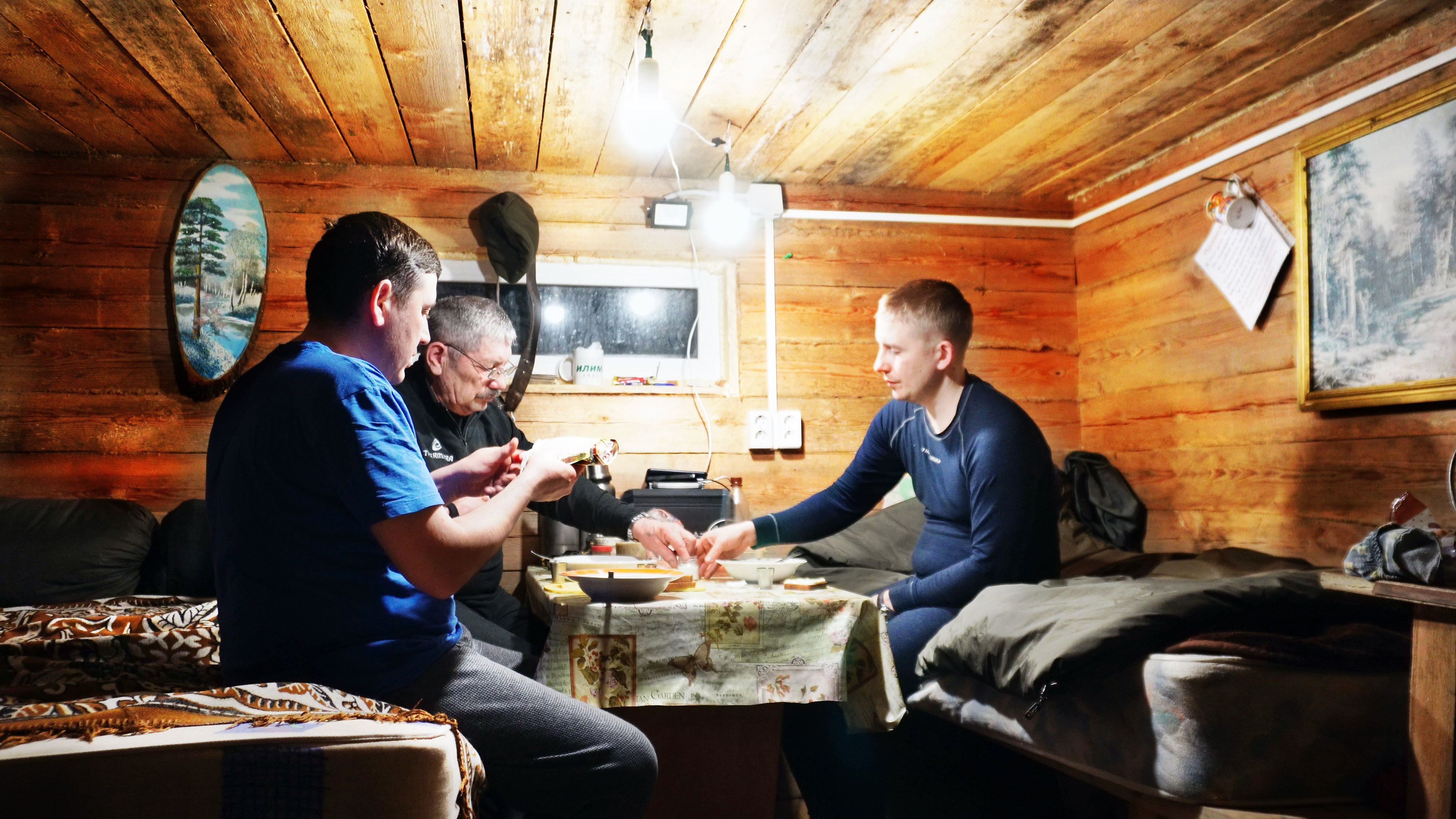 В ТАЕЖНЫЙ ДОМ С БРАТОМ И БАТЕЙ. ЖИВЕМ В ТАЙГЕ 2 ДНЯ. ГЛУХОЗИМЬЕ.