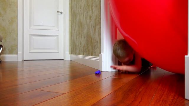 Bad Baby Лопнули Гигантский Шар в Квартире - Соседи в Шоке Giant Balloon in my House