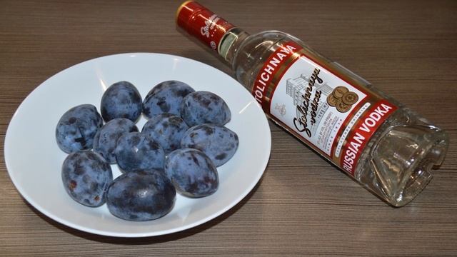 Сливовая настойка на водке (сливянка), она же наливка из слив - простой рецепт праздничного напитка!