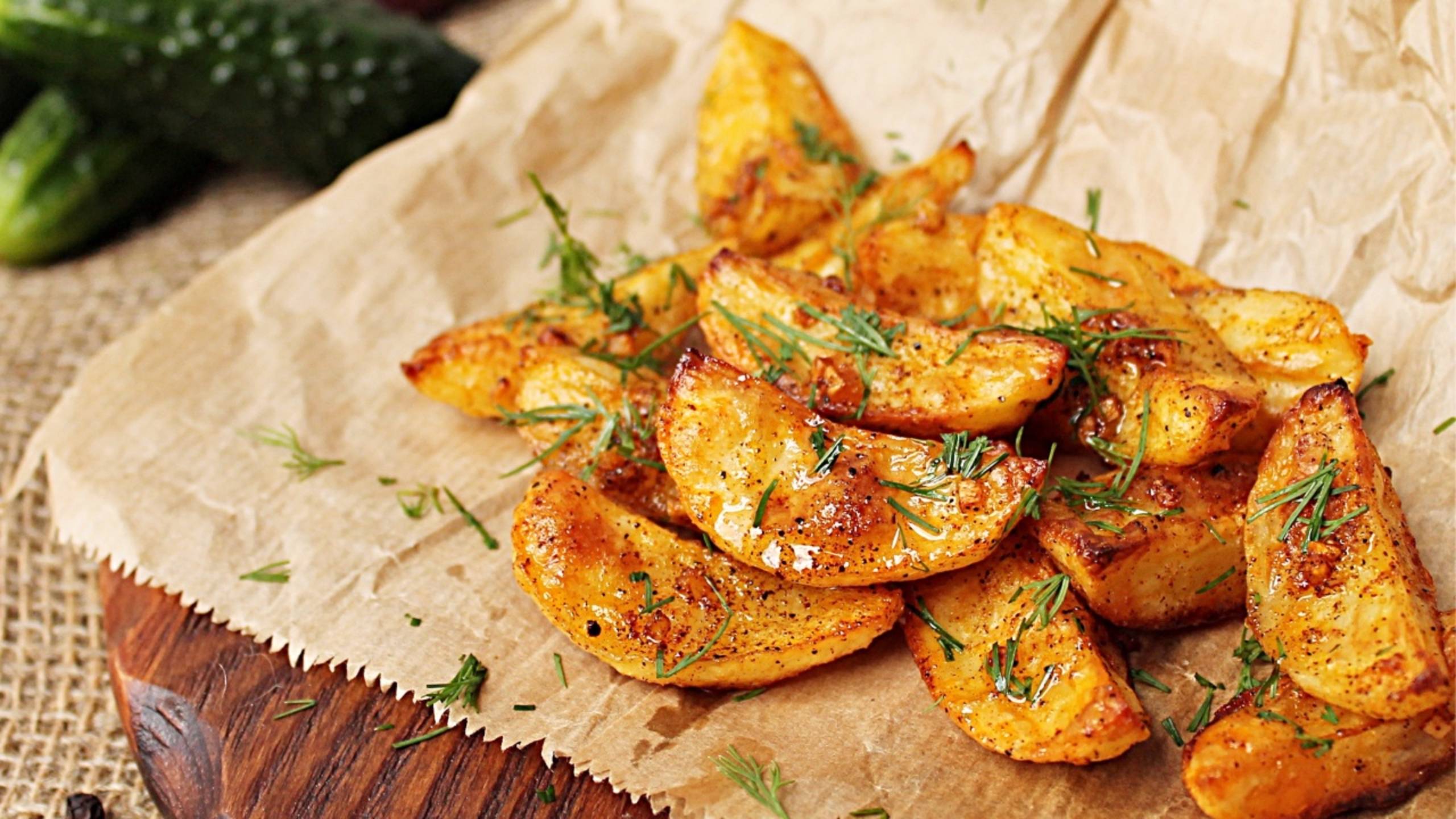 🥔 Картошка с хрустящей золотистой корочкой в духовке - рецепт запекания дольками, с чесноком!