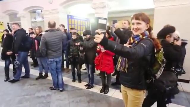 Классный флешмоб на вокзале Запорожья (песня из к/ф Весна на Заречной улице)