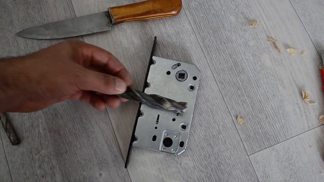 Установка замка в межкомнатную дверь