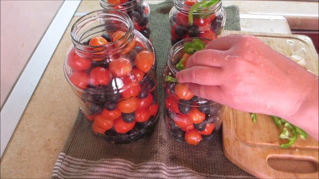 Рецепты на зиму. Маринованные помидоры со сливой (тёрном). Рекомендую!