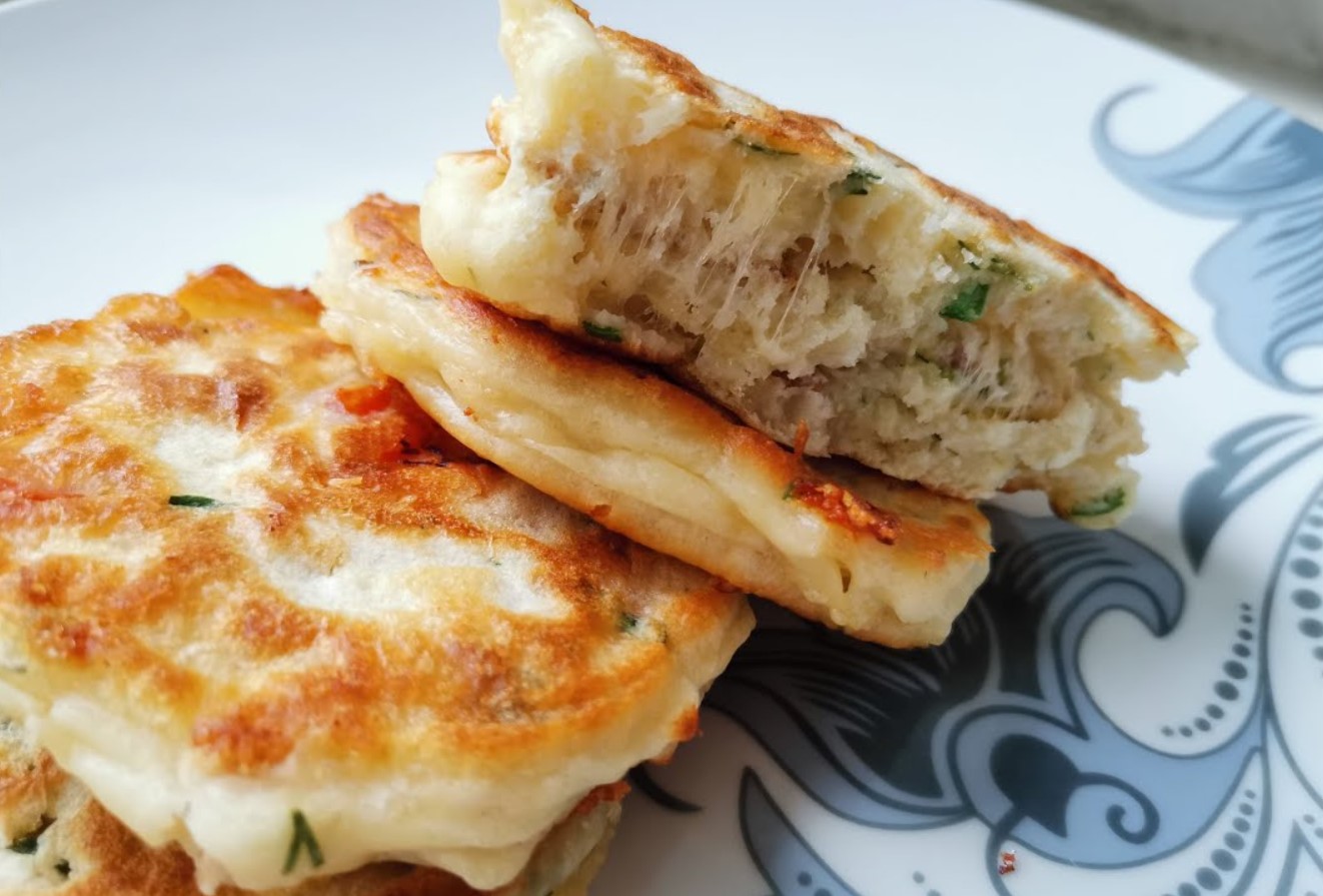 САМЫЕ ВКУСНЫЕ ЛЕПЕШКИ С НАЧИНКОЙ! Пышные лепешки на кефире! Лепешки с томатом, сыром и курицей.