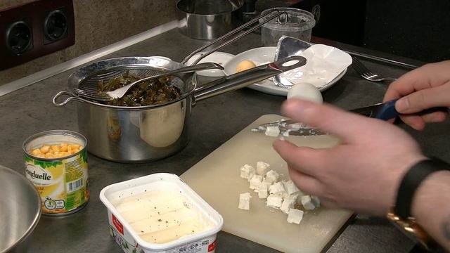 Простой салат из морской капусты с яйцом, сыром фета и кукурузой