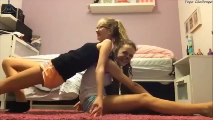 Девушки гимнастки. Гимнастические фигуры.