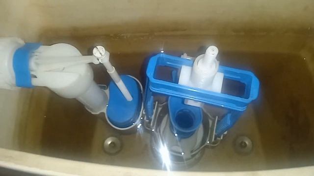 Как отрегулировать бачок унитаза чтобы меньше воды поступала: двумя способом