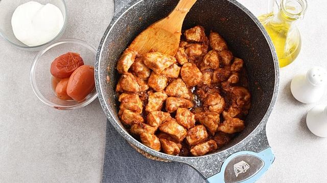 Гуляш из индейки с подливкой