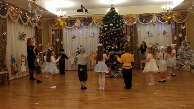Новогодний хоровод"Супер детский сад" (под.гр)