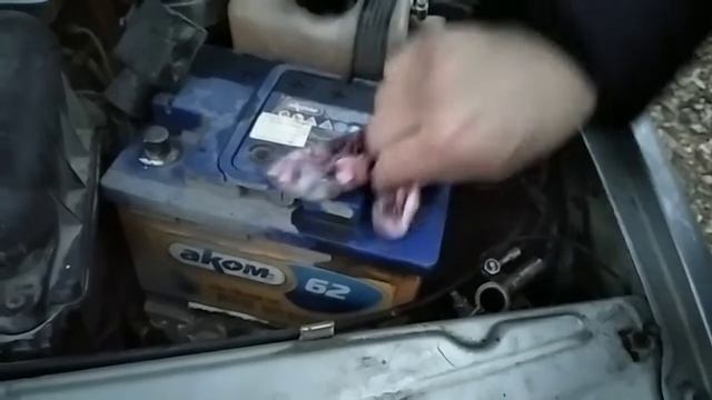 Очистка клемм аккумулятора