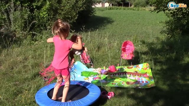 Пикник с Колясками и Палаткой Ярослава Прыгает на Батуте Огромный КОТ Видео для детей