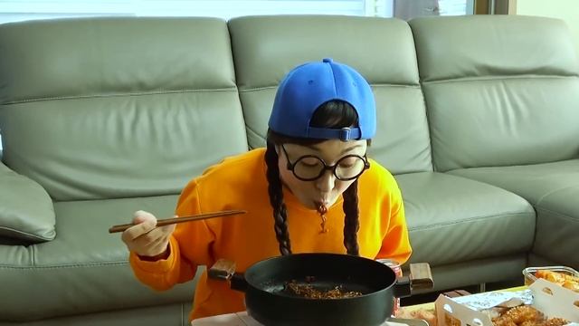 Черная лапша Колбаса Токпокки Мукбанг ДОНА DONA