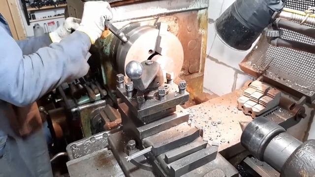 точение проходным и классическим подрезным резцами на удар на токарном станке по металлу