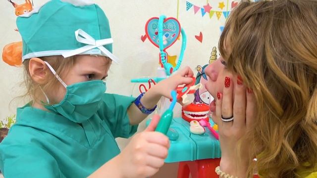 Ева играет в профессию как доктор