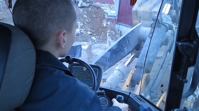Работа на фронтальном погрузчике.