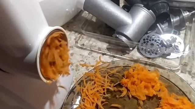 Мясорубка MOULINEX ME442 Т D обзор 8 месяцев спустя. Мулинекс с насадками для овощей, колбасы и сок