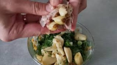 ПИКАНТНЫЙ БАГЕТ! Чесночный хлеб! Гренки с чесноком в духовке. Багет с маслом и зеленью.