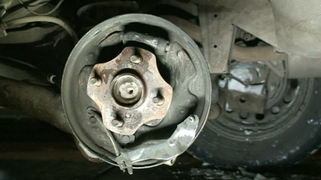 ЗАМЕНА ЗАДНИХ БАРАБАННЫХ КОЛОДОК Toyota Corolla