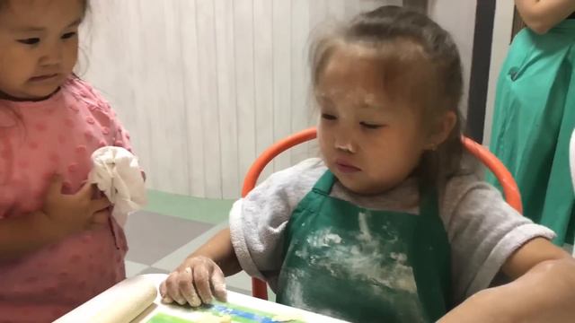 Танец поваренка от Аминки Витаминки и Адеки Персика 😛 Готовим самые вкусные печеньки! 🍪
