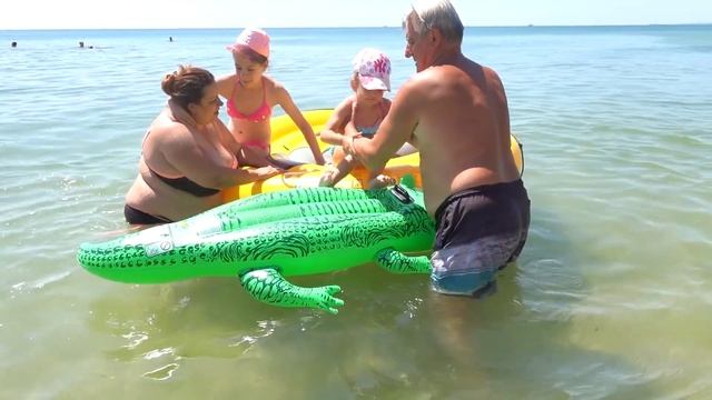 VLOG Алиса упала в воду с головой